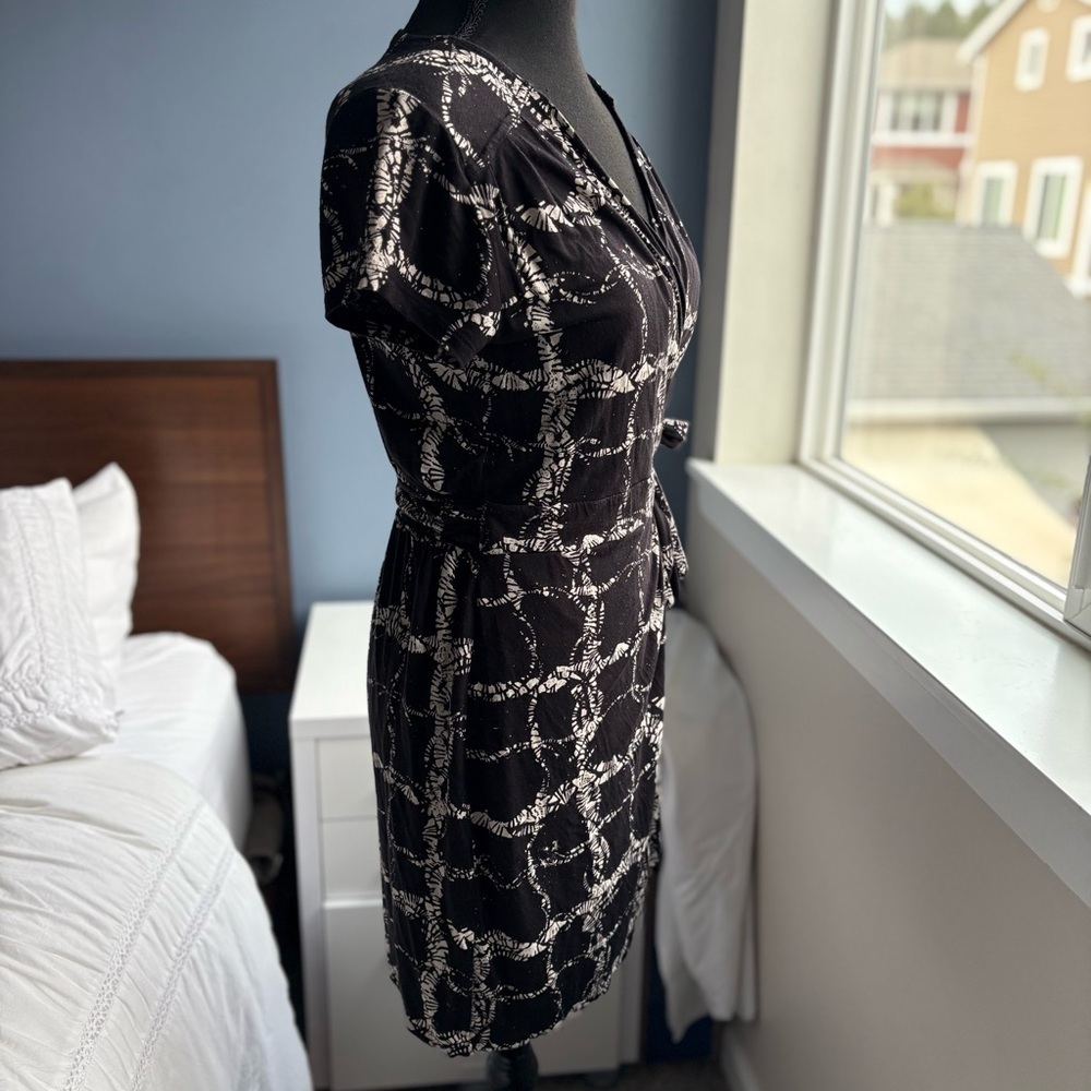 Banana Republic Black and White Abstract Mini V-Neck Wrap Dress - Picture 5 of 17